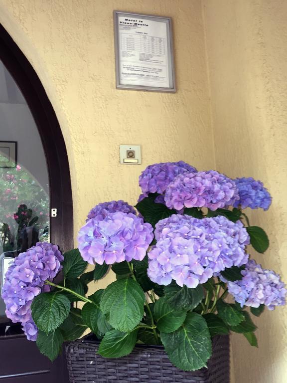 Motel Le Vieux Moulin เอลเลอรูซ ภายนอก รูปภาพ